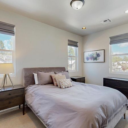 Pinnacle Pines سارية العلم المظهر الخارجي الصورة